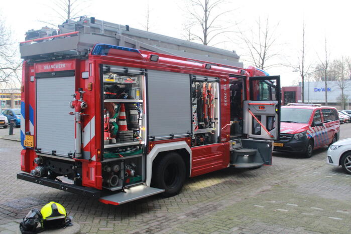 Brandweer verricht onderzoek in flat