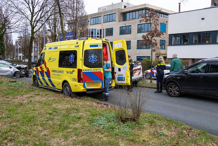 Dronken bestuurder botst frontaal op boom