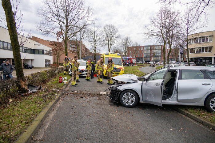 Dronken bestuurder botst frontaal op boom