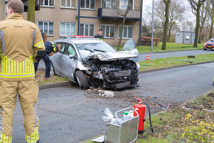 Dronken bestuurder botst frontaal op boom