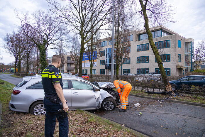 Dronken bestuurder botst frontaal op boom