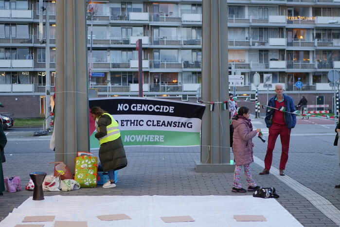 Sitdown-actie tijdens Pro-Palestina demonstratie bij treinstation