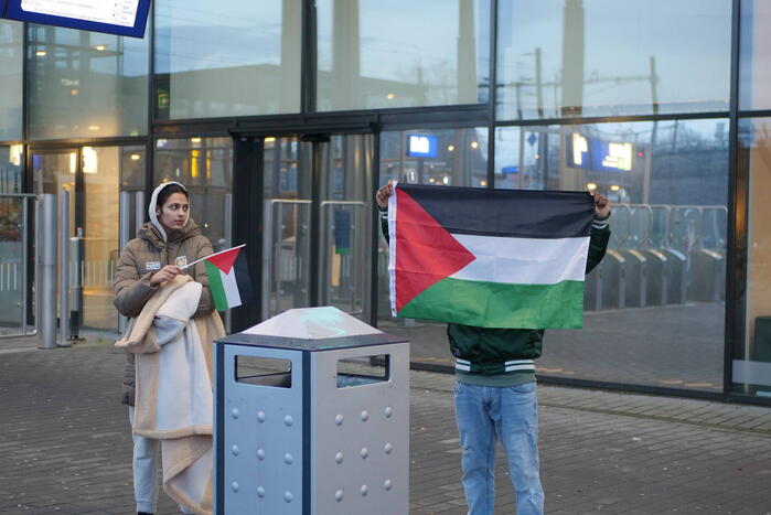Sitdown-actie tijdens Pro-Palestina demonstratie bij treinstation