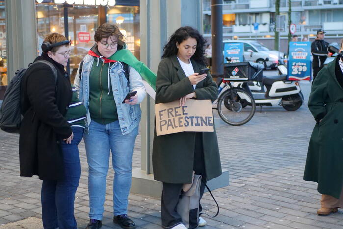 Sitdown-actie tijdens Pro-Palestina demonstratie bij treinstation