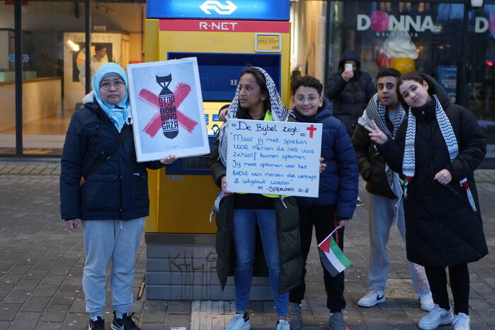 Sitdown-actie tijdens Pro-Palestina demonstratie bij treinstation