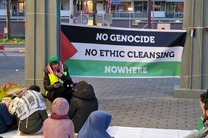 Sitdown-actie tijdens Pro-Palestina demonstratie bij treinstation