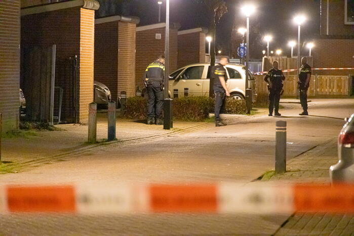 Straat afgezet na explosie bij woning