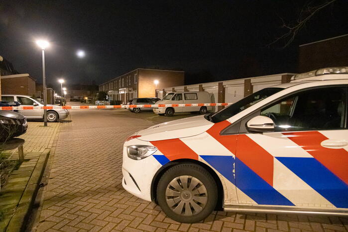Straat afgezet na explosie bij woning