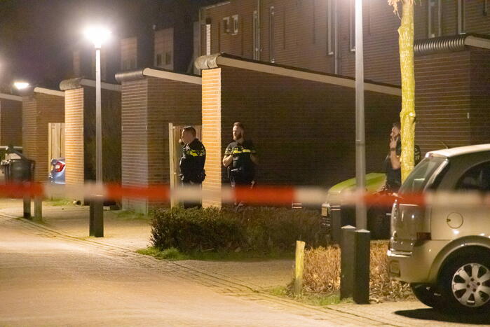 Straat afgezet na explosie bij woning