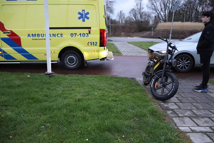 Persoon op fatbike aangereden op rotonde