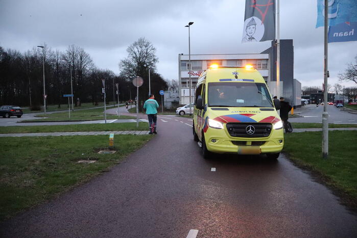 Persoon op fatbike aangereden op rotonde