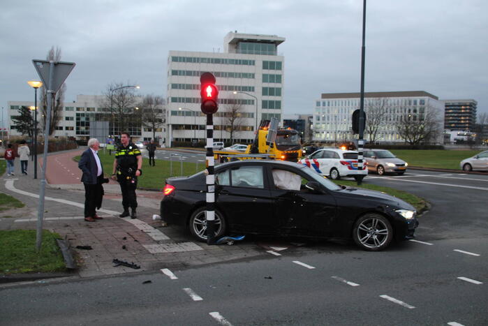Automobilist botst tegen verkeerslicht