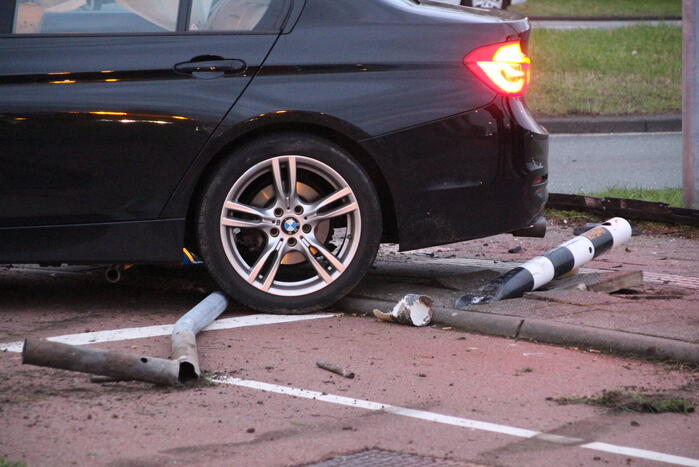 Automobilist botst tegen verkeerslicht