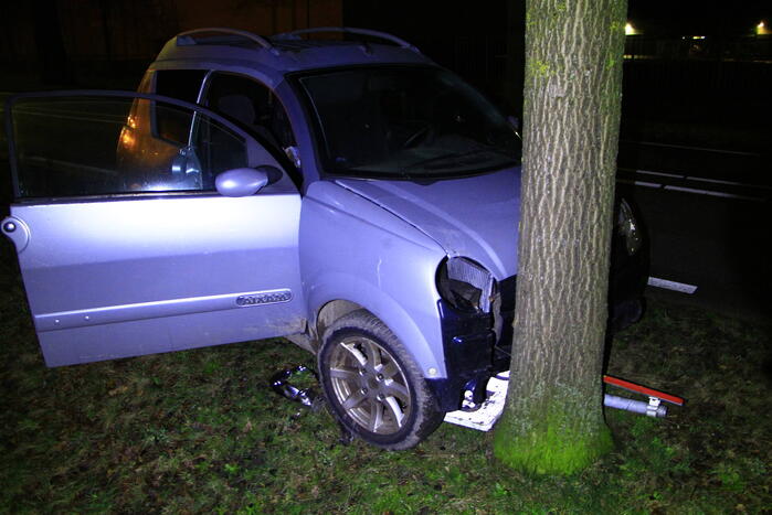 Brommobiel botst tegen verkeersbord en boom