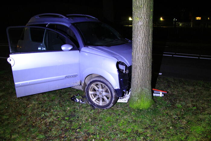 Brommobiel botst tegen verkeersbord en boom