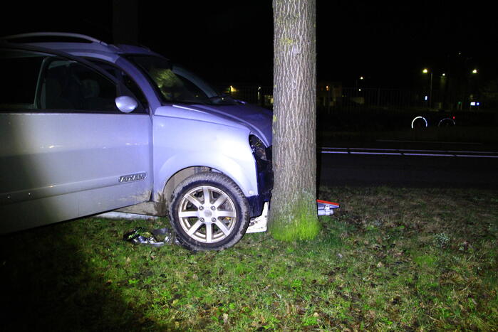 Brommobiel botst tegen verkeersbord en boom