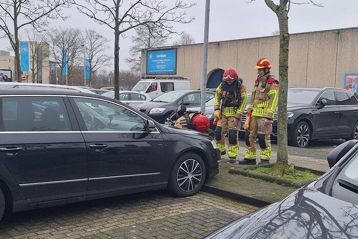 Brandweer ingezet voor rook onder motorkap