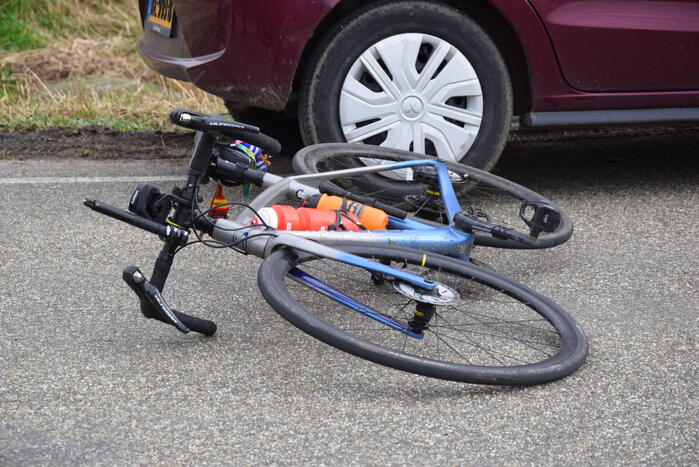 Wielrenner zwaargewond bij botsing met automobilist