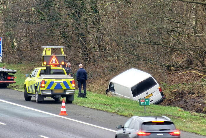 Politiebus belandt in greppel naast snelweg