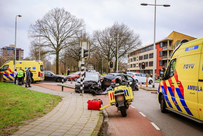 Gewonde en enorme schade na frontale botsing op kruising
