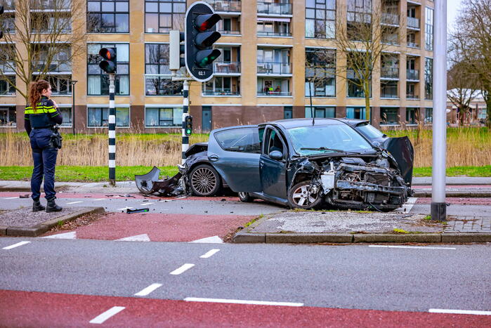Gewonde en enorme schade na frontale botsing op kruising