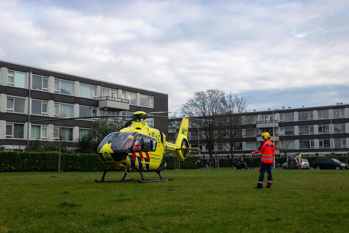 Traumahelikopter landt voor medische noodsituatie