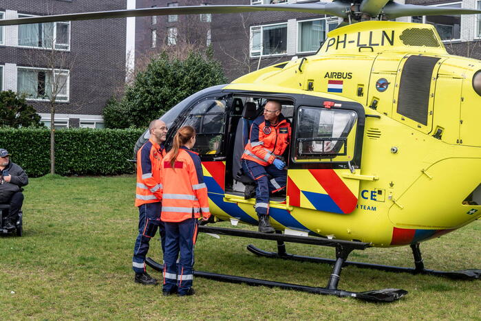 Traumahelikopter landt voor medische noodsituatie