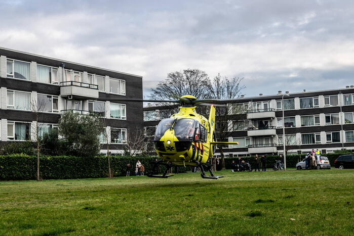 Traumahelikopter landt voor medische noodsituatie