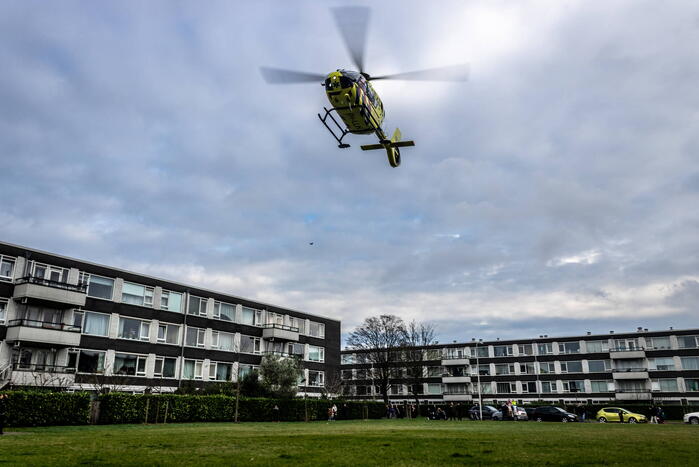 Traumahelikopter landt voor medische noodsituatie