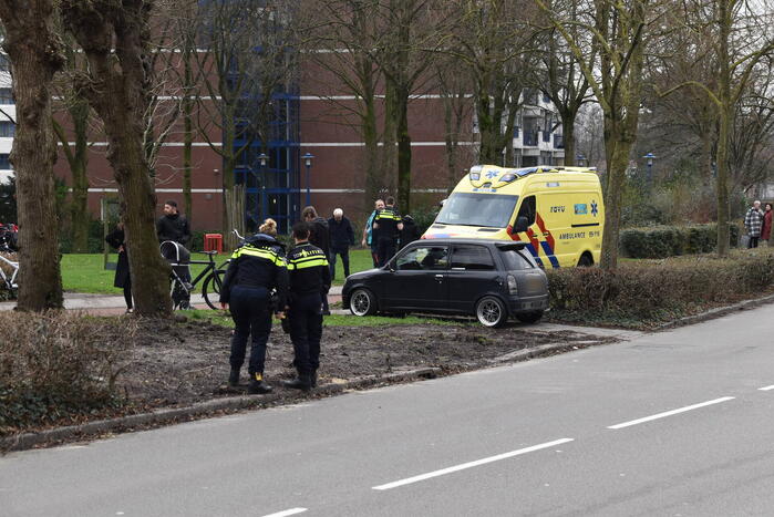 Fietser geschept door auto tijdens overteken