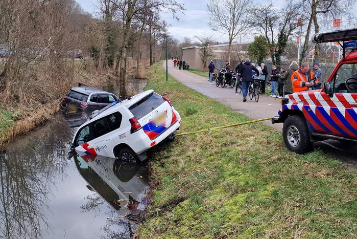 Politiewagen te water na vergeten handrem