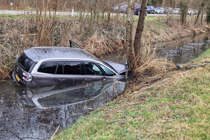 Politiewagen te water na vergeten handrem