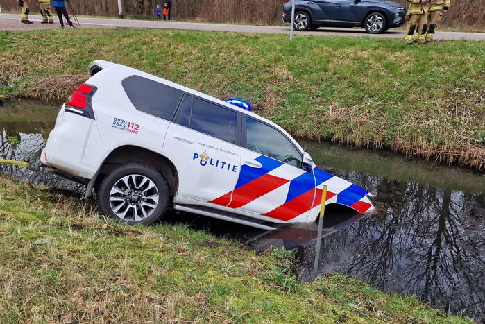Politiewagen te water na vergeten handrem