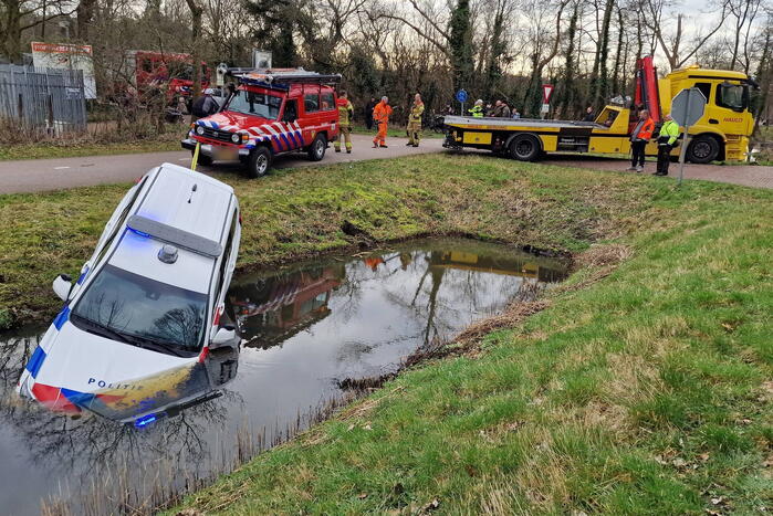 Politiewagen te water na vergeten handrem