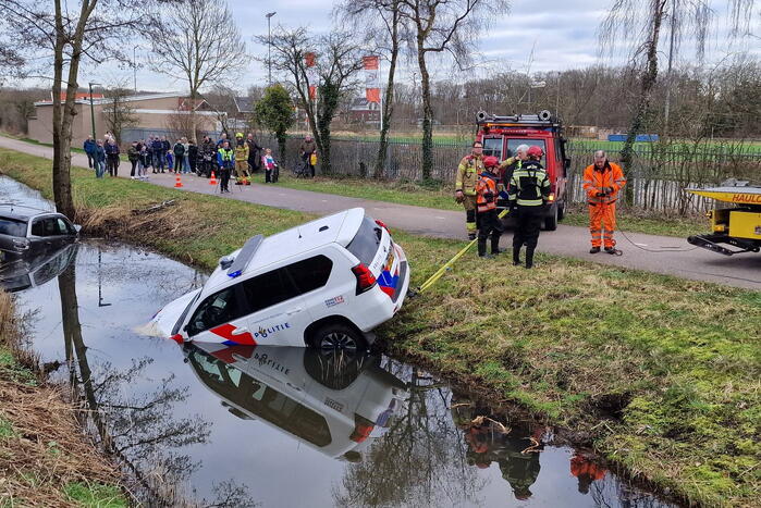 Politiewagen te water na vergeten handrem