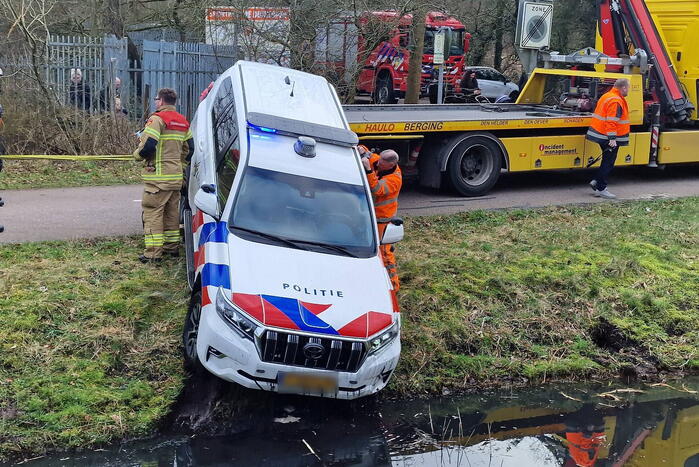 Politiewagen te water na vergeten handrem