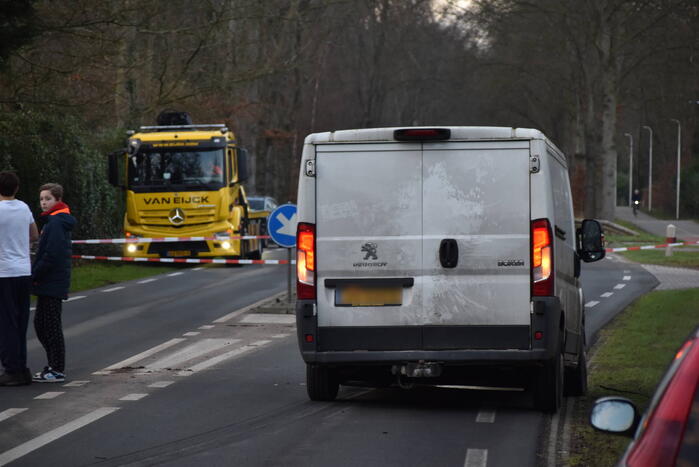 Gewonde en flinke schade na aanrijding tussen drie voertuigen