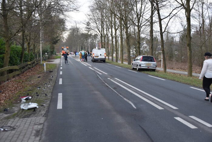 Gewonde en flinke schade na aanrijding tussen drie voertuigen