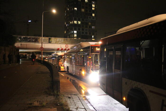 Traangas ingezet en dienstvoertuigen in brand bij rellen