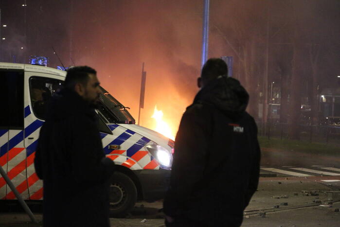 Traangas ingezet en dienstvoertuigen in brand bij rellen