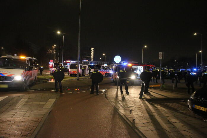 Traangas ingezet en dienstvoertuigen in brand bij rellen