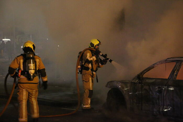 Traangas ingezet en dienstvoertuigen in brand bij rellen