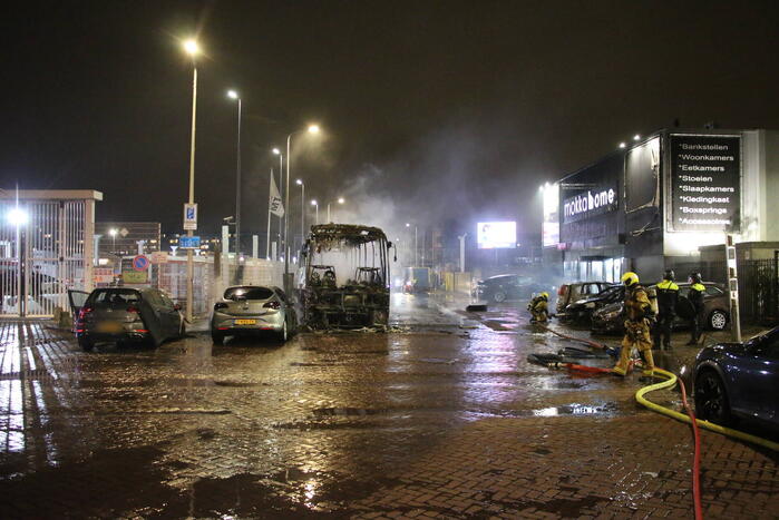 Traangas ingezet en dienstvoertuigen in brand bij rellen