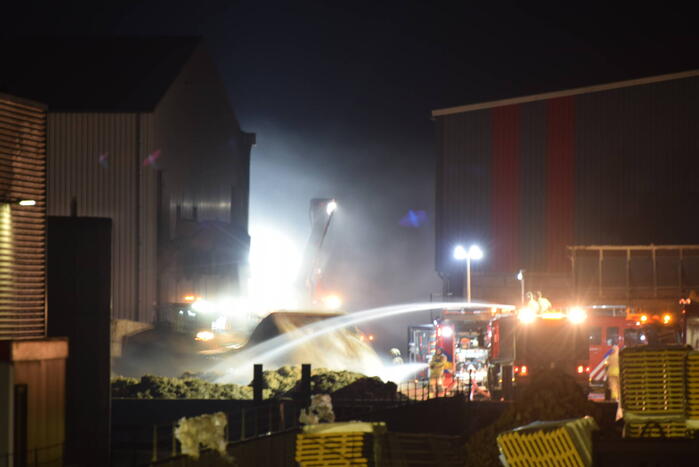 Grote brand in loods met hooi