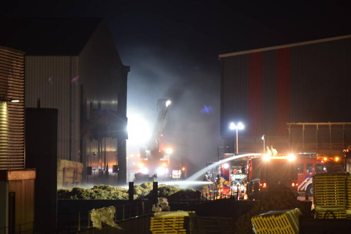 Grote brand in loods met hooi