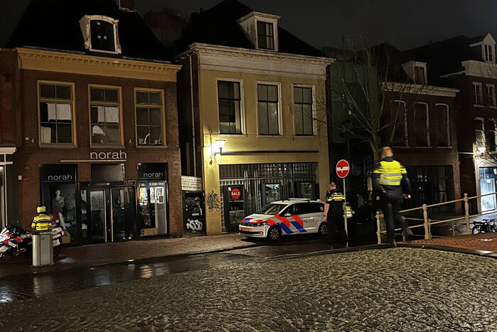 Zoekactie naar persoon op dak van gebouw