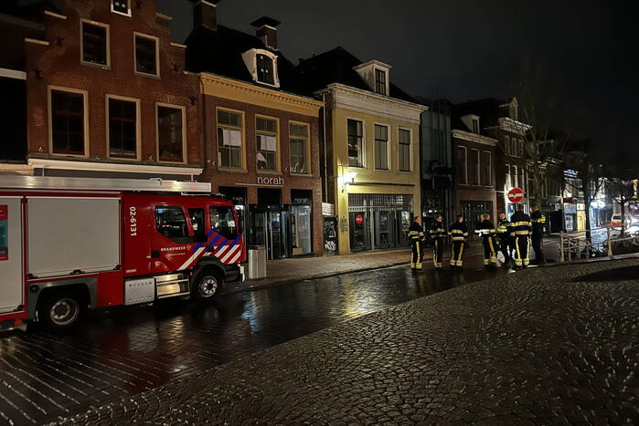 Zoekactie naar persoon op dak van gebouw