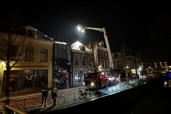 Zoekactie naar persoon op dak van gebouw