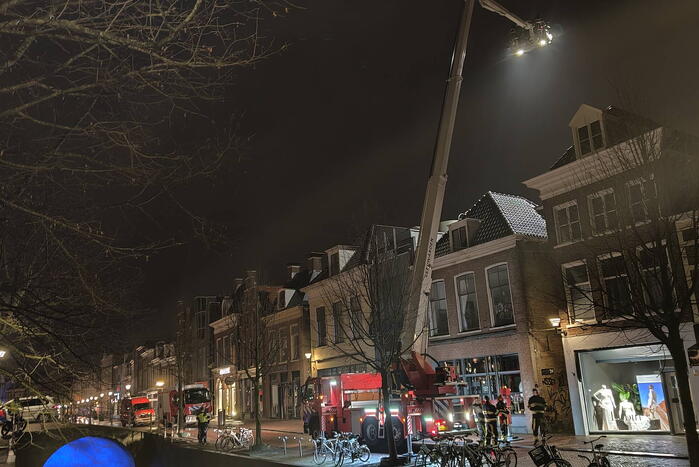 Zoekactie naar persoon op dak van gebouw