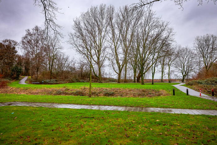 Man en hond gewond bij steekincident in park